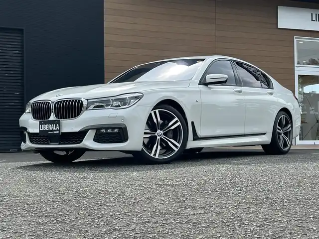 ＢＭＷ ７４０ｉ Mスポーツ 宮崎県 2019(平31)年 4.9万km パール 純正ナビ/・Bluetooth/・フルセグテレビ/・CarPlay/・USB端子/・CD/DVD/ワイヤレス充電/ETC/レザーシート/・DN席パワーシート/・DN席エアシート/・前席シートヒーター/純正20インチアルミホイール/LEDライト/・オートライト/パーキングアシスト/・自動駐車システム/アダプティブクルーズコントロール