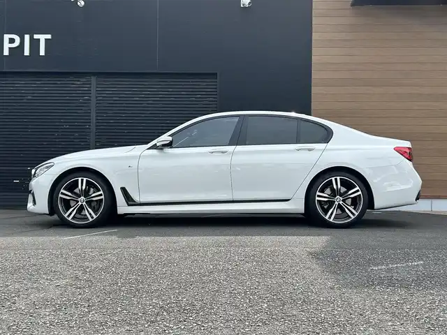 ＢＭＷ ７４０ｉ Mスポーツ 宮崎県 2019(平31)年 4.9万km パール 純正ナビ/・Bluetooth/・フルセグテレビ/・CarPlay/・USB端子/・CD/DVD/ワイヤレス充電/ETC/レザーシート/・DN席パワーシート/・DN席エアシート/・前席シートヒーター/純正20インチアルミホイール/LEDライト/・オートライト/パーキングアシスト/・自動駐車システム/アダプティブクルーズコントロール