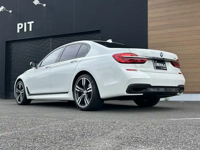 ＢＭＷ ７４０ｉ Mスポーツ 宮崎県 2019(平31)年 4.9万km パール 純正ナビ/・Bluetooth/・フルセグテレビ/・CarPlay/・USB端子/・CD/DVD/ワイヤレス充電/ETC/レザーシート/・DN席パワーシート/・DN席エアシート/・前席シートヒーター/純正20インチアルミホイール/LEDライト/・オートライト/パーキングアシスト/・自動駐車システム/アダプティブクルーズコントロール