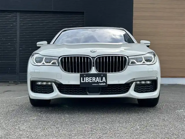 ＢＭＷ ７４０ｉ Mスポーツ 宮崎県 2019(平31)年 4.9万km パール 純正ナビ/・Bluetooth/・フルセグテレビ/・CarPlay/・USB端子/・CD/DVD/ワイヤレス充電/ETC/レザーシート/・DN席パワーシート/・DN席エアシート/・前席シートヒーター/純正20インチアルミホイール/LEDライト/・オートライト/パーキングアシスト/・自動駐車システム/アダプティブクルーズコントロール