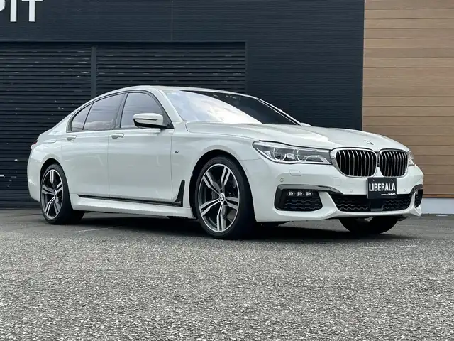 ＢＭＷ ７４０ｉ Mスポーツ 宮崎県 2019(平31)年 4.9万km パール 純正ナビ/・Bluetooth/・フルセグテレビ/・CarPlay/・USB端子/・CD/DVD/ワイヤレス充電/ETC/レザーシート/・DN席パワーシート/・DN席エアシート/・前席シートヒーター/純正20インチアルミホイール/LEDライト/・オートライト/パーキングアシスト/・自動駐車システム/アダプティブクルーズコントロール
