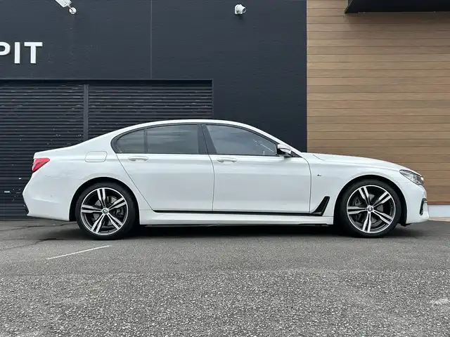 ＢＭＷ ７４０ｉ Mスポーツ 宮崎県 2019(平31)年 4.9万km パール 純正ナビ/・Bluetooth/・フルセグテレビ/・CarPlay/・USB端子/・CD/DVD/ワイヤレス充電/ETC/レザーシート/・DN席パワーシート/・DN席エアシート/・前席シートヒーター/純正20インチアルミホイール/LEDライト/・オートライト/パーキングアシスト/・自動駐車システム/アダプティブクルーズコントロール