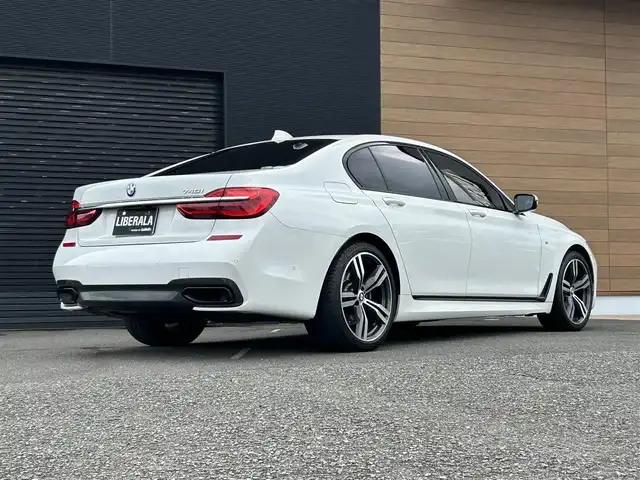 ＢＭＷ ７４０ｉ Mスポーツ 宮崎県 2019(平31)年 4.9万km パール 純正ナビ/・Bluetooth/・フルセグテレビ/・CarPlay/・USB端子/・CD/DVD/ワイヤレス充電/ETC/レザーシート/・DN席パワーシート/・DN席エアシート/・前席シートヒーター/純正20インチアルミホイール/LEDライト/・オートライト/パーキングアシスト/・自動駐車システム/アダプティブクルーズコントロール