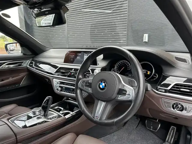 ＢＭＷ ７４０ｉ Mスポーツ 宮崎県 2019(平31)年 4.9万km パール 純正ナビ/・Bluetooth/・フルセグテレビ/・CarPlay/・USB端子/・CD/DVD/ワイヤレス充電/ETC/レザーシート/・DN席パワーシート/・DN席エアシート/・前席シートヒーター/純正20インチアルミホイール/LEDライト/・オートライト/パーキングアシスト/・自動駐車システム/アダプティブクルーズコントロール