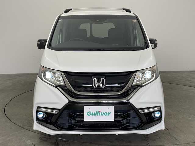 ホンダ ステップワゴン モデューロX 兵庫県 2017(平29)年 10.5万km ホワイトオーキッドパール ・純正9インチナビ（フルセグ・BT・SD・DVD）/・バックカメラ/・両側パワースライドドア/・ETC/・純正ドライブレコーダー/・パドルシフト/・ステアリングリモコン/・LEDオートライト/・フォグランプ/・レーンキープアシスト/・レーダークルーズコントロール/・衝突軽減ブレーキ/・車線逸脱警報/・純正フリップダウンモニター/・横滑り防止装置/・ロールサンシェード/・純正17インチアルミホイール（モデューロ）/・モデューロ専用ブラックコンビシート/・純正フロアマット/・ドアバイザー/・アイドリングストップ/・W＋サイドエアバック/・カーテンエアバック/・スマートキー/・スペアキー/・プッシュスタート/・ECON/・電動格納ミラー