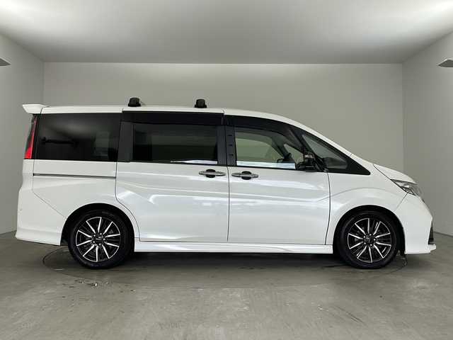 ホンダ ステップワゴン モデューロX 兵庫県 2017(平29)年 10.5万km ホワイトオーキッドパール ・純正9インチナビ（フルセグ・BT・SD・DVD）/・バックカメラ/・両側パワースライドドア/・ETC/・純正ドライブレコーダー/・パドルシフト/・ステアリングリモコン/・LEDオートライト/・フォグランプ/・レーンキープアシスト/・レーダークルーズコントロール/・衝突軽減ブレーキ/・車線逸脱警報/・純正フリップダウンモニター/・横滑り防止装置/・ロールサンシェード/・純正17インチアルミホイール（モデューロ）/・モデューロ専用ブラックコンビシート/・純正フロアマット/・ドアバイザー/・アイドリングストップ/・W＋サイドエアバック/・カーテンエアバック/・スマートキー/・スペアキー/・プッシュスタート/・ECON/・電動格納ミラー