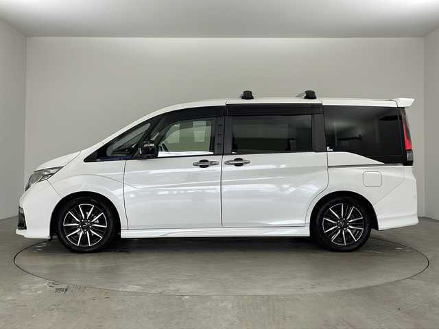 ホンダ ステップワゴン モデューロX 兵庫県 2017(平29)年 10.5万km ホワイトオーキッドパール ・純正9インチナビ（フルセグ・BT・SD・DVD）/・バックカメラ/・両側パワースライドドア/・ETC/・純正ドライブレコーダー/・パドルシフト/・ステアリングリモコン/・LEDオートライト/・フォグランプ/・レーンキープアシスト/・レーダークルーズコントロール/・衝突軽減ブレーキ/・車線逸脱警報/・純正フリップダウンモニター/・横滑り防止装置/・ロールサンシェード/・純正17インチアルミホイール（モデューロ）/・モデューロ専用ブラックコンビシート/・純正フロアマット/・ドアバイザー/・アイドリングストップ/・W＋サイドエアバック/・カーテンエアバック/・スマートキー/・スペアキー/・プッシュスタート/・ECON/・電動格納ミラー
