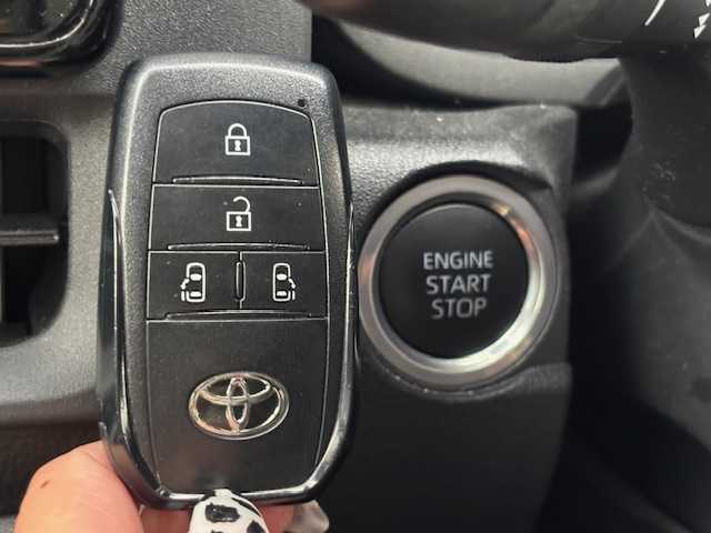 トヨタ シエンタ Z 宮城県 2023(令5)年 2.6万km ダークグレー 登録時走行距離25907km/メーカーオプションナビ/パノラミックビューモニター/両側パワースライドドア/フルセグテレビ/プッシュスタート/スマートキー/ビルトインETC/コーナーセンサー/レーダークルーズコントロール/衝突軽減システム/革調シートカバー/ロールアップサンシェード/横滑り防止装置/アイドリングストップ/LEDオートライト/スマートキー/スペアキー有