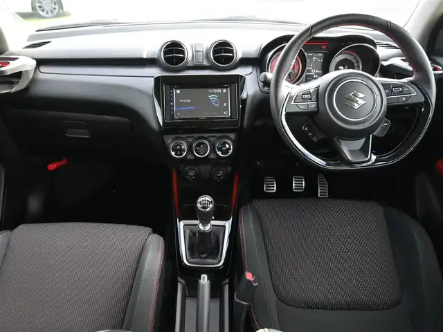 スズキ スイフト スポーツ 千葉県 2023(令5)年 2万km ピュアホワイトP スズキセーフティサポート/ディスプレイオーディオ【FH-8500DVS】/【DVD/CD再生機能　Bluetooth接続】/バックカメラ/ドライブレコーダー（前後撮影）/運転席シートヒーター/革巻きステアリング/ETC/LEDヘッドライト/フォグライト/リアコーナーセンサー/純正17インチアルミホイル/サイド/カーテンエアバッグ/スマートキー