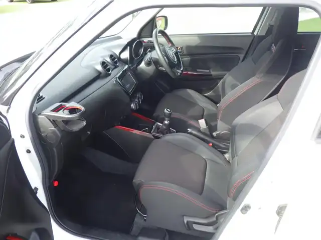 スズキ スイフト スポーツ 千葉県 2023(令5)年 2万km ピュアホワイトP スズキセーフティサポート/ディスプレイオーディオ【FH-8500DVS】/【DVD/CD再生機能　Bluetooth接続】/バックカメラ/ドライブレコーダー（前後撮影）/運転席シートヒーター/革巻きステアリング/ETC/LEDヘッドライト/フォグライト/リアコーナーセンサー/純正17インチアルミホイル/サイド/カーテンエアバッグ/スマートキー