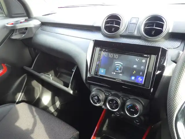 スズキ スイフト スポーツ 千葉県 2023(令5)年 2万km ピュアホワイトP スズキセーフティサポート/ディスプレイオーディオ【FH-8500DVS】/【DVD/CD再生機能　Bluetooth接続】/バックカメラ/ドライブレコーダー（前後撮影）/運転席シートヒーター/革巻きステアリング/ETC/LEDヘッドライト/フォグライト/リアコーナーセンサー/純正17インチアルミホイル/サイド/カーテンエアバッグ/スマートキー