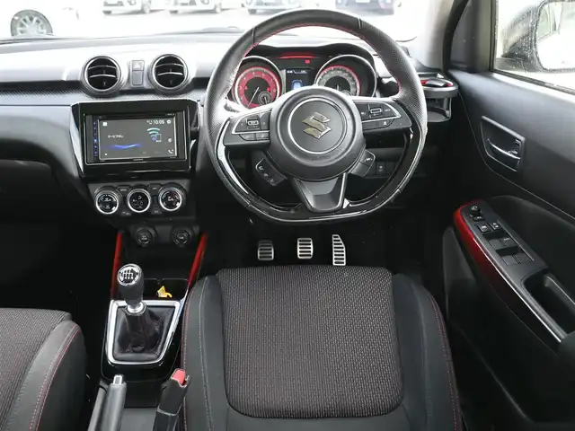 スズキ スイフト スポーツ 千葉県 2023(令5)年 2万km ピュアホワイトP スズキセーフティサポート/ディスプレイオーディオ【FH-8500DVS】/【DVD/CD再生機能　Bluetooth接続】/バックカメラ/ドライブレコーダー（前後撮影）/運転席シートヒーター/革巻きステアリング/ETC/LEDヘッドライト/フォグライト/リアコーナーセンサー/純正17インチアルミホイル/サイド/カーテンエアバッグ/スマートキー