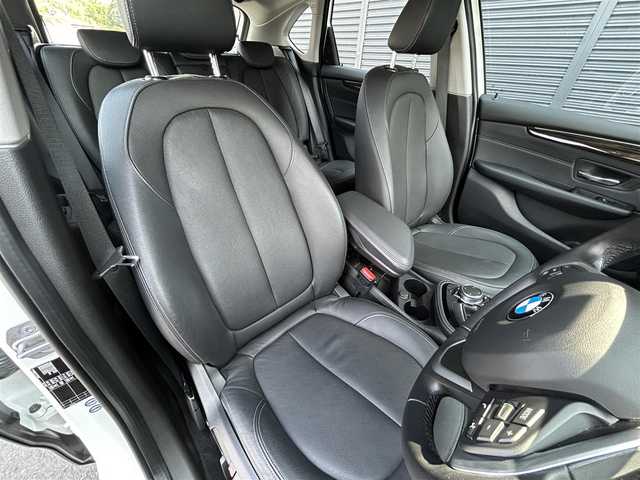 ＢＭＷ ２１８ｄ アクティブツアラー ラグジュアリー 茨城県 2016(平28)年 2.3万km アルピンホワイトⅢ コンフォートＰＫＧ　/パーキングサポートＰＫＧ　/インテリジェントＳＦＴ　/ＬＤＷ　/Ｂカメラ　/ＰＤＣ　/黒革　/シートヒーター　/Ｍ付ＰＷシート　/ＰＷテールゲート　/ＬＥＤ　/ナビ　/ＢＴ　/ＤＶＤ　/ＥＴＣ２．０　/禁煙車