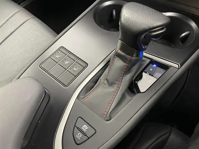 レクサス ＵＸ 250h Fスポーツ 埼玉県 2023(令5)年 3.2万km ホワイトノーヴァガラスフレーク TRDマフラー/黒レザーシート/純正12.3型ディスプレイオーディオ/ ナビ Bluetooth USB 地デジ AppleCarPlay/バックカメラ/レーダークルーズコントロール/前後ドライブレコーダー/ビルトインETC2.0/パワーシート/シートヒーター/ステアリングヒーター/パドルシフト/ＬＥＤオートライト/オートハイビーム/パワーバックドア/ＡＳＣ（アクティブサウンドコントロール）/純正18インチアルミホイール