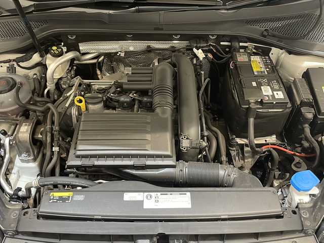 フォルクスワーゲン ゴルフ TSIハイライン 新潟県 2018(平30)年 3.1万km ピュアホワイト 純正インフォテイメントシステム(ナビ/TV/BT)/リアビューカメラ/マルチファンクションインジケーター/デジタルメータークラスター/アクティブクルーズコントロールACC/レーンキープアシストシステム/スタティックコーナーリングライト/ブラインドスポットディテクション/ドライバー疲労検知システム/リヤトラフィックアラート/プリクラッシュブレーキシステム/プロアクティブ・オキュパンド・プロテクション/エマージェンシーストップシグナル/LEDヘッドライト/純正17インチAW/純正フロアマット/ETC