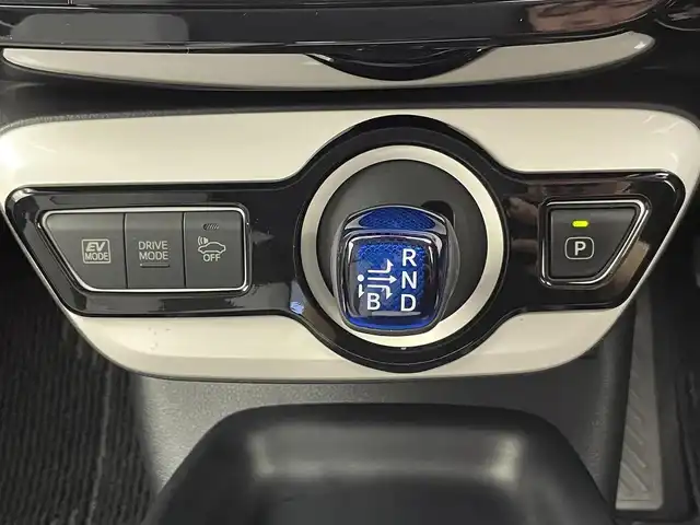 トヨタ プリウス S ツーリングセレクション 千葉県 2016(平28)年 7.3万km シルバーM 禁煙車/TRDエアロ/トヨタセーフティセンス/・プリクラッシュセーフティシステム/・レーンデパーチャーアラート/・オートマチックハイビーム/・アダプティブクルーズコントロール/・ハイビームアシスト/純正9インチT-Connectナビ/CD/DVD/Bluetooth/フルセグ/バックカメラ/レーダークルーズコントロール/LEDオートライト/シートヒーター/純正17インチアルミホイール/オートエアコン/プッシュスタート/スマートキー