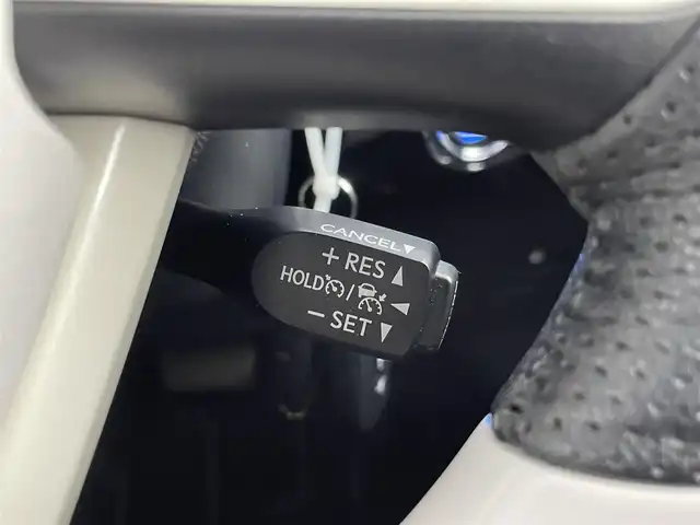 トヨタ プリウス S ツーリングセレクション 千葉県 2016(平28)年 7.3万km シルバーM 禁煙車/TRDエアロ/トヨタセーフティセンス/・プリクラッシュセーフティシステム/・レーンデパーチャーアラート/・オートマチックハイビーム/・アダプティブクルーズコントロール/・ハイビームアシスト/純正9インチT-Connectナビ/CD/DVD/Bluetooth/フルセグ/バックカメラ/レーダークルーズコントロール/LEDオートライト/シートヒーター/純正17インチアルミホイール/オートエアコン/プッシュスタート/スマートキー