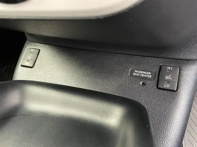 トヨタ プリウス S ツーリングセレクション 千葉県 2016(平28)年 7.3万km シルバーM 禁煙車/TRDエアロ/トヨタセーフティセンス/・プリクラッシュセーフティシステム/・レーンデパーチャーアラート/・オートマチックハイビーム/・アダプティブクルーズコントロール/・ハイビームアシスト/純正9インチT-Connectナビ/CD/DVD/Bluetooth/フルセグ/バックカメラ/レーダークルーズコントロール/LEDオートライト/シートヒーター/純正17インチアルミホイール/オートエアコン/プッシュスタート/スマートキー