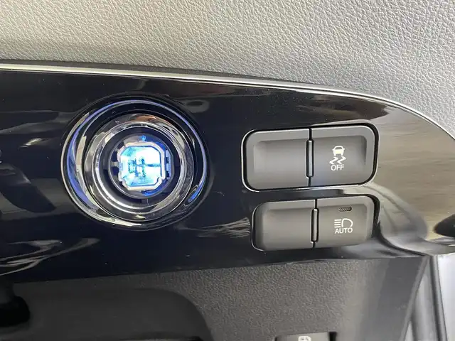 トヨタ プリウス S ツーリングセレクション 千葉県 2016(平28)年 7.3万km シルバーM 禁煙車/TRDエアロ/トヨタセーフティセンス/・プリクラッシュセーフティシステム/・レーンデパーチャーアラート/・オートマチックハイビーム/・アダプティブクルーズコントロール/・ハイビームアシスト/純正9インチT-Connectナビ/CD/DVD/Bluetooth/フルセグ/バックカメラ/レーダークルーズコントロール/LEDオートライト/シートヒーター/純正17インチアルミホイール/オートエアコン/プッシュスタート/スマートキー