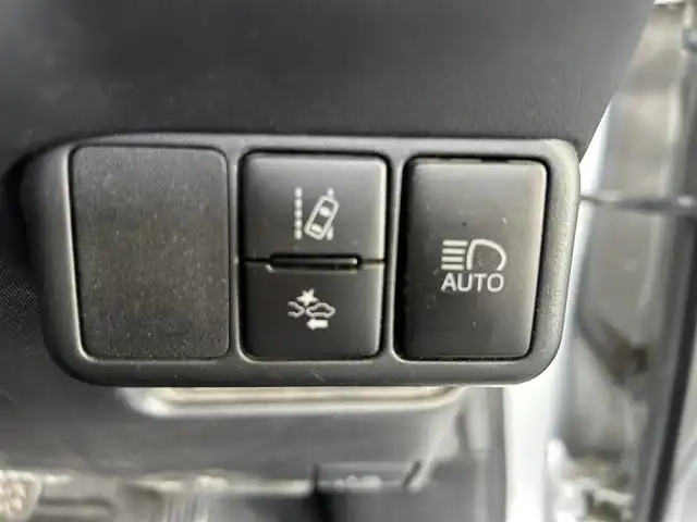 トヨタ アクア クロスオーバー 長崎県 2019(令1)年 8.1万km シルバーM 純正SDナビ/プッシュスタート/衝突軽減ブレーキ/前方ドライブレコーダー/全方位カメラ/ステアリングスイッチ/純正フロアマット/純正アルミホイール/ハーフレザーシート/LDA/ドアバイザー/オートライト/ETC/コーナーセンサー