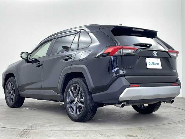 トヨタ ＲＡＶ４ ハイブリッド アドベンチャー 鹿児島県 2022(令4)年 1.6万km アティチュードブラックマイカ 純正ディスプレイオーディオ（ナビ機能付）/・フルセグテレビ/・Bluetooth/・ミラキャスト/・FM/AM/パノラミックビューモニター/レーダークルーズコントロール/レーントレーシングアシスト/プリクラッシュセーフティ/ブラインドスポットモニター/ロードサインアシスト/電動パーキングブレーキ/ブレーキホールド/ETC2.0/オートライト/オートマチックハイビーム/パワーシート（D席・シートメモリー付）/シートヒーター/シートエアコン/ステアリングヒーター/ルーフレール/ウインカーミラー/LEDヘッドライト/プッシュスタート