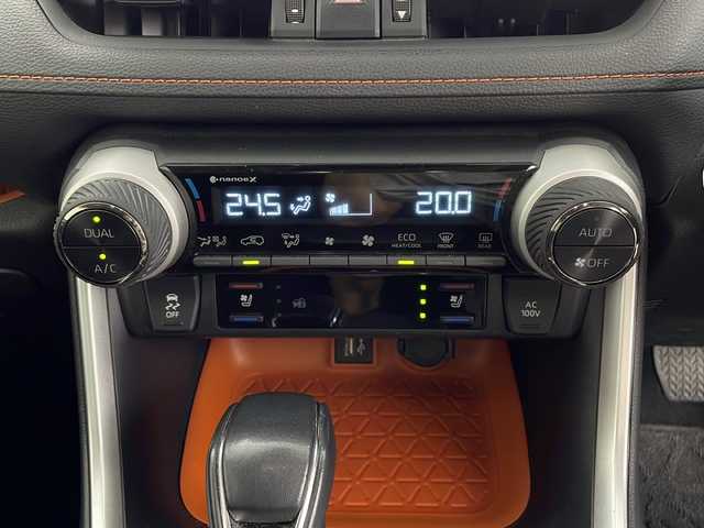 トヨタ ＲＡＶ４ ハイブリッド アドベンチャー 鹿児島県 2022(令4)年 1.6万km アティチュードブラックマイカ 純正ディスプレイオーディオ（ナビ機能付）/・フルセグテレビ/・Bluetooth/・ミラキャスト/・FM/AM/パノラミックビューモニター/レーダークルーズコントロール/レーントレーシングアシスト/プリクラッシュセーフティ/ブラインドスポットモニター/ロードサインアシスト/電動パーキングブレーキ/ブレーキホールド/ETC2.0/オートライト/オートマチックハイビーム/パワーシート（D席・シートメモリー付）/シートヒーター/シートエアコン/ステアリングヒーター/ルーフレール/ウインカーミラー/LEDヘッドライト/プッシュスタート