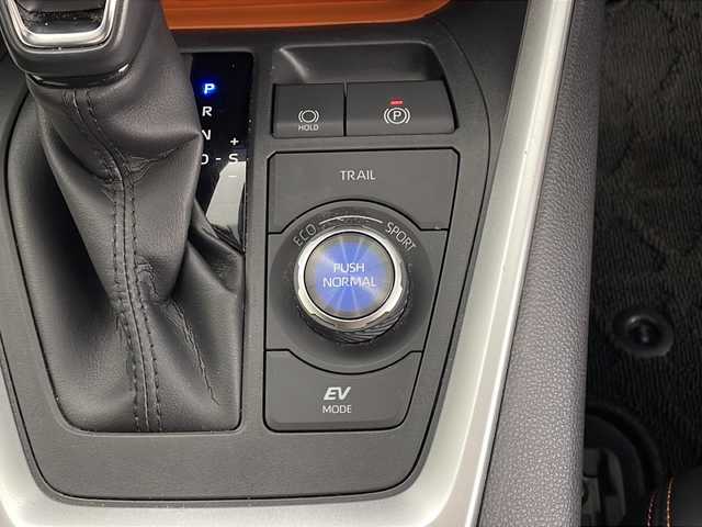 トヨタ ＲＡＶ４ ハイブリッド アドベンチャー 鹿児島県 2022(令4)年 1.6万km アティチュードブラックマイカ 純正ディスプレイオーディオ（ナビ機能付）/・フルセグテレビ/・Bluetooth/・ミラキャスト/・FM/AM/パノラミックビューモニター/レーダークルーズコントロール/レーントレーシングアシスト/プリクラッシュセーフティ/ブラインドスポットモニター/ロードサインアシスト/電動パーキングブレーキ/ブレーキホールド/ETC2.0/オートライト/オートマチックハイビーム/パワーシート（D席・シートメモリー付）/シートヒーター/シートエアコン/ステアリングヒーター/ルーフレール/ウインカーミラー/LEDヘッドライト/プッシュスタート