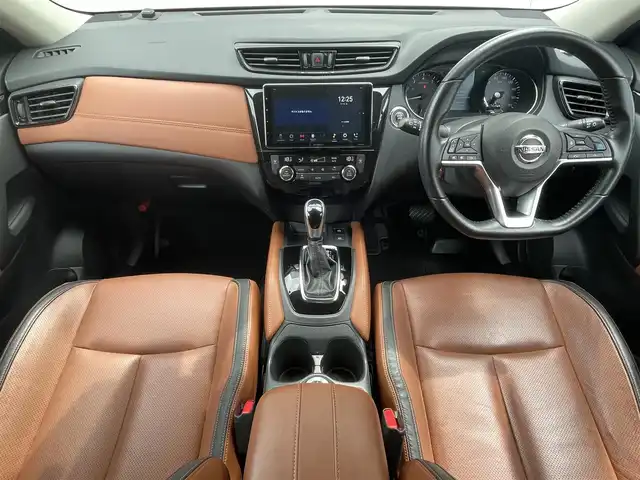 日産 エクストレイル 20Xi レザーED Vセレクション 福岡県 2020(令2)年 3万km ブリリアントホワイトパール ワンオーナー/4WD/プロパイロット/カロッツエリアディスプレイオーディオ/　(AM/FM/Bluetooth/ipod)/アラウンドビューモニター/バックカメラ/運転支援機能/・エマージェンシーブレーキ/・踏み間違い衝突防止/・前方衝突予測/・後側方車両検知/・車線逸脱警報/防止支援/・後退時車両検知/・ふらつき警報/・進入禁止標識検知/・クルーズコントロール/・オートライト/・ハイビームアシスト/・横滑り防止機能/・クリアランスソナー/・コーナーセンサー/ヒルディセントコントロール/純正18インチアルミホイール/パワーバックドア/ルーフレール/ミラーヒーター/インテリジェントルームミラー/茶色レザーシート/前後ドライブレコーダー/ETC/ステアリングスイッチ/パワーシート(D/N)/ランバーサポート/シートヒーター(全席)/純正フロアマット/アクセサリーソケット×3/ISOFIX/スペアキー×1/保証書/取扱説明書/ナビ取扱説明書
