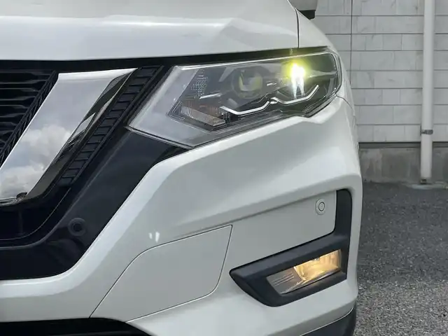 日産 エクストレイル 20Xi レザーED Vセレクション 福岡県 2020(令2)年 3万km ブリリアントホワイトパール ワンオーナー/4WD/プロパイロット/カロッツエリアディスプレイオーディオ/　(AM/FM/Bluetooth/ipod)/アラウンドビューモニター/バックカメラ/運転支援機能/・エマージェンシーブレーキ/・踏み間違い衝突防止/・前方衝突予測/・後側方車両検知/・車線逸脱警報/防止支援/・後退時車両検知/・ふらつき警報/・進入禁止標識検知/・クルーズコントロール/・オートライト/・ハイビームアシスト/・横滑り防止機能/・クリアランスソナー/・コーナーセンサー/ヒルディセントコントロール/純正18インチアルミホイール/パワーバックドア/ルーフレール/ミラーヒーター/インテリジェントルームミラー/茶色レザーシート/前後ドライブレコーダー/ETC/ステアリングスイッチ/パワーシート(D/N)/ランバーサポート/シートヒーター(全席)/純正フロアマット/アクセサリーソケット×3/ISOFIX/スペアキー×1/保証書/取扱説明書/ナビ取扱説明書