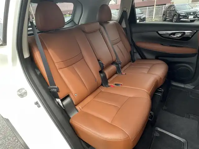 日産 エクストレイル 20Xi レザーED Vセレクション 福岡県 2020(令2)年 3万km ブリリアントホワイトパール ワンオーナー/4WD/プロパイロット/カロッツエリアディスプレイオーディオ/　(AM/FM/Bluetooth/ipod)/アラウンドビューモニター/バックカメラ/運転支援機能/・エマージェンシーブレーキ/・踏み間違い衝突防止/・前方衝突予測/・後側方車両検知/・車線逸脱警報/防止支援/・後退時車両検知/・ふらつき警報/・進入禁止標識検知/・クルーズコントロール/・オートライト/・ハイビームアシスト/・横滑り防止機能/・クリアランスソナー/・コーナーセンサー/ヒルディセントコントロール/純正18インチアルミホイール/パワーバックドア/ルーフレール/ミラーヒーター/インテリジェントルームミラー/茶色レザーシート/前後ドライブレコーダー/ETC/ステアリングスイッチ/パワーシート(D/N)/ランバーサポート/シートヒーター(全席)/純正フロアマット/アクセサリーソケット×3/ISOFIX/スペアキー×1/保証書/取扱説明書/ナビ取扱説明書