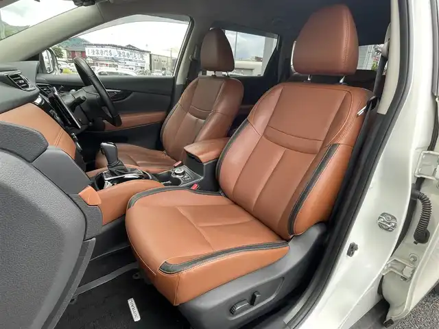 日産 エクストレイル 20Xi レザーED Vセレクション 福岡県 2020(令2)年 3万km ブリリアントホワイトパール ワンオーナー/4WD/プロパイロット/カロッツエリアディスプレイオーディオ/　(AM/FM/Bluetooth/ipod)/アラウンドビューモニター/バックカメラ/運転支援機能/・エマージェンシーブレーキ/・踏み間違い衝突防止/・前方衝突予測/・後側方車両検知/・車線逸脱警報/防止支援/・後退時車両検知/・ふらつき警報/・進入禁止標識検知/・クルーズコントロール/・オートライト/・ハイビームアシスト/・横滑り防止機能/・クリアランスソナー/・コーナーセンサー/ヒルディセントコントロール/純正18インチアルミホイール/パワーバックドア/ルーフレール/ミラーヒーター/インテリジェントルームミラー/茶色レザーシート/前後ドライブレコーダー/ETC/ステアリングスイッチ/パワーシート(D/N)/ランバーサポート/シートヒーター(全席)/純正フロアマット/アクセサリーソケット×3/ISOFIX/スペアキー×1/保証書/取扱説明書/ナビ取扱説明書