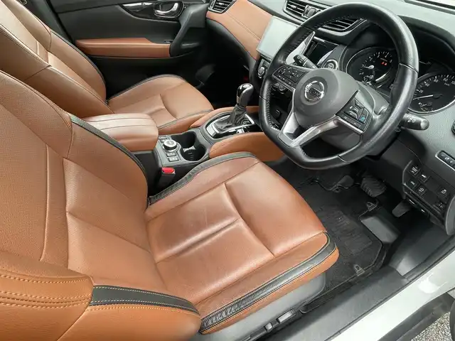 日産 エクストレイル 20Xi レザーED Vセレクション 福岡県 2020(令2)年 3万km ブリリアントホワイトパール ワンオーナー/4WD/プロパイロット/カロッツエリアディスプレイオーディオ/　(AM/FM/Bluetooth/ipod)/アラウンドビューモニター/バックカメラ/運転支援機能/・エマージェンシーブレーキ/・踏み間違い衝突防止/・前方衝突予測/・後側方車両検知/・車線逸脱警報/防止支援/・後退時車両検知/・ふらつき警報/・進入禁止標識検知/・クルーズコントロール/・オートライト/・ハイビームアシスト/・横滑り防止機能/・クリアランスソナー/・コーナーセンサー/ヒルディセントコントロール/純正18インチアルミホイール/パワーバックドア/ルーフレール/ミラーヒーター/インテリジェントルームミラー/茶色レザーシート/前後ドライブレコーダー/ETC/ステアリングスイッチ/パワーシート(D/N)/ランバーサポート/シートヒーター(全席)/純正フロアマット/アクセサリーソケット×3/ISOFIX/スペアキー×1/保証書/取扱説明書/ナビ取扱説明書