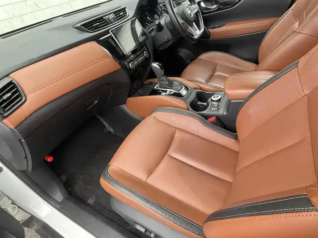 日産 エクストレイル 20Xi レザーED Vセレクション 福岡県 2020(令2)年 3万km ブリリアントホワイトパール ワンオーナー/4WD/プロパイロット/カロッツエリアディスプレイオーディオ/　(AM/FM/Bluetooth/ipod)/アラウンドビューモニター/バックカメラ/運転支援機能/・エマージェンシーブレーキ/・踏み間違い衝突防止/・前方衝突予測/・後側方車両検知/・車線逸脱警報/防止支援/・後退時車両検知/・ふらつき警報/・進入禁止標識検知/・クルーズコントロール/・オートライト/・ハイビームアシスト/・横滑り防止機能/・クリアランスソナー/・コーナーセンサー/ヒルディセントコントロール/純正18インチアルミホイール/パワーバックドア/ルーフレール/ミラーヒーター/インテリジェントルームミラー/茶色レザーシート/前後ドライブレコーダー/ETC/ステアリングスイッチ/パワーシート(D/N)/ランバーサポート/シートヒーター(全席)/純正フロアマット/アクセサリーソケット×3/ISOFIX/スペアキー×1/保証書/取扱説明書/ナビ取扱説明書