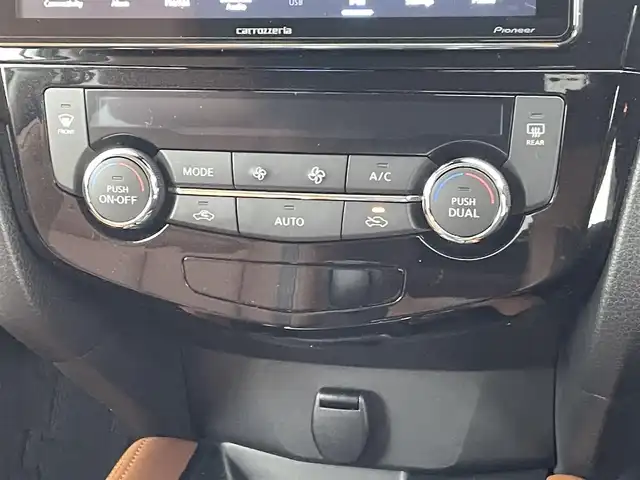 日産 エクストレイル 20Xi レザーED Vセレクション 熊本県 2020(令2)年 3万km ブリリアントホワイトパール ワンオーナー/禁煙車/4WD/プロパイロット/カロッツエリア9インチディスプレイオーディオ/　(AM/FM/Bluetooth/ipod)/アラウンドビューモニター/バックカメラ/運転支援機能/・エマージェンシーブレーキ/・踏み間違い衝突防止/・前方衝突予測/・後側方車両検知/・車線逸脱警報/防止支援/・後退時車両検知/・ふらつき警報/・進入禁止標識検知/・クルーズコントロール/・オートライト/・ハイビームアシスト/・横滑り防止機能/・クリアランスソナー/・コーナーセンサー/ヒルディセントコントロール/純正18インチアルミホイール/パワーバックドア/ルーフレール/ミラーヒーター/インテリジェントルームミラー/茶色レザーシート/前後ドライブレコーダー/ETC/ステアリングスイッチ/パワーシート(D/N)/ランバーサポート/シートヒーター(全席)/純正フロアマット/アクセサリーソケット×3/ISOFIX/スペアキー×1/保証書/取扱説明書/ナビ取扱説明書