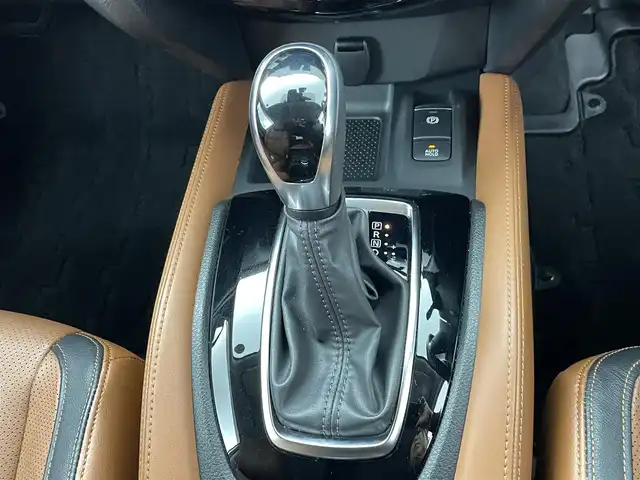 日産 エクストレイル 20Xi レザーED Vセレクション 熊本県 2020(令2)年 3万km ブリリアントホワイトパール ワンオーナー/禁煙車/4WD/プロパイロット/カロッツエリア9インチディスプレイオーディオ/　(AM/FM/Bluetooth/ipod)/アラウンドビューモニター/バックカメラ/運転支援機能/・エマージェンシーブレーキ/・踏み間違い衝突防止/・前方衝突予測/・後側方車両検知/・車線逸脱警報/防止支援/・後退時車両検知/・ふらつき警報/・進入禁止標識検知/・クルーズコントロール/・オートライト/・ハイビームアシスト/・横滑り防止機能/・クリアランスソナー/・コーナーセンサー/ヒルディセントコントロール/純正18インチアルミホイール/パワーバックドア/ルーフレール/ミラーヒーター/インテリジェントルームミラー/茶色レザーシート/前後ドライブレコーダー/ETC/ステアリングスイッチ/パワーシート(D/N)/ランバーサポート/シートヒーター(全席)/純正フロアマット/アクセサリーソケット×3/ISOFIX/スペアキー×1/保証書/取扱説明書/ナビ取扱説明書