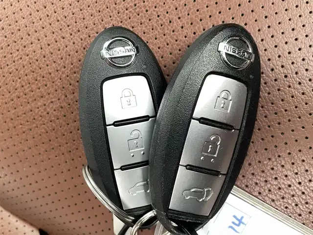 日産 エクストレイル 20Xi レザーED Vセレクション 熊本県 2020(令2)年 3万km ブリリアントホワイトパール ワンオーナー/禁煙車/4WD/プロパイロット/カロッツエリア9インチディスプレイオーディオ/　(AM/FM/Bluetooth/ipod)/アラウンドビューモニター/バックカメラ/運転支援機能/・エマージェンシーブレーキ/・踏み間違い衝突防止/・前方衝突予測/・後側方車両検知/・車線逸脱警報/防止支援/・後退時車両検知/・ふらつき警報/・進入禁止標識検知/・クルーズコントロール/・オートライト/・ハイビームアシスト/・横滑り防止機能/・クリアランスソナー/・コーナーセンサー/ヒルディセントコントロール/純正18インチアルミホイール/パワーバックドア/ルーフレール/ミラーヒーター/インテリジェントルームミラー/茶色レザーシート/前後ドライブレコーダー/ETC/ステアリングスイッチ/パワーシート(D/N)/ランバーサポート/シートヒーター(全席)/純正フロアマット/アクセサリーソケット×3/ISOFIX/スペアキー×1/保証書/取扱説明書/ナビ取扱説明書