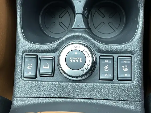 日産 エクストレイル 20Xi レザーED Vセレクション 熊本県 2020(令2)年 3万km ブリリアントホワイトパール ワンオーナー/禁煙車/4WD/プロパイロット/カロッツエリア9インチディスプレイオーディオ/　(AM/FM/Bluetooth/ipod)/アラウンドビューモニター/バックカメラ/運転支援機能/・エマージェンシーブレーキ/・踏み間違い衝突防止/・前方衝突予測/・後側方車両検知/・車線逸脱警報/防止支援/・後退時車両検知/・ふらつき警報/・進入禁止標識検知/・クルーズコントロール/・オートライト/・ハイビームアシスト/・横滑り防止機能/・クリアランスソナー/・コーナーセンサー/ヒルディセントコントロール/純正18インチアルミホイール/パワーバックドア/ルーフレール/ミラーヒーター/インテリジェントルームミラー/茶色レザーシート/前後ドライブレコーダー/ETC/ステアリングスイッチ/パワーシート(D/N)/ランバーサポート/シートヒーター(全席)/純正フロアマット/アクセサリーソケット×3/ISOFIX/スペアキー×1/保証書/取扱説明書/ナビ取扱説明書