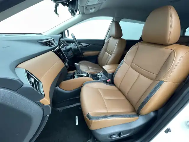 日産 エクストレイル 20Xi レザーED Vセレクション 熊本県 2020(令2)年 3万km ブリリアントホワイトパール ワンオーナー/禁煙車/4WD/プロパイロット/カロッツエリア9インチディスプレイオーディオ/　(AM/FM/Bluetooth/ipod)/アラウンドビューモニター/バックカメラ/運転支援機能/・エマージェンシーブレーキ/・踏み間違い衝突防止/・前方衝突予測/・後側方車両検知/・車線逸脱警報/防止支援/・後退時車両検知/・ふらつき警報/・進入禁止標識検知/・クルーズコントロール/・オートライト/・ハイビームアシスト/・横滑り防止機能/・クリアランスソナー/・コーナーセンサー/ヒルディセントコントロール/純正18インチアルミホイール/パワーバックドア/ルーフレール/ミラーヒーター/インテリジェントルームミラー/茶色レザーシート/前後ドライブレコーダー/ETC/ステアリングスイッチ/パワーシート(D/N)/ランバーサポート/シートヒーター(全席)/純正フロアマット/アクセサリーソケット×3/ISOFIX/スペアキー×1/保証書/取扱説明書/ナビ取扱説明書