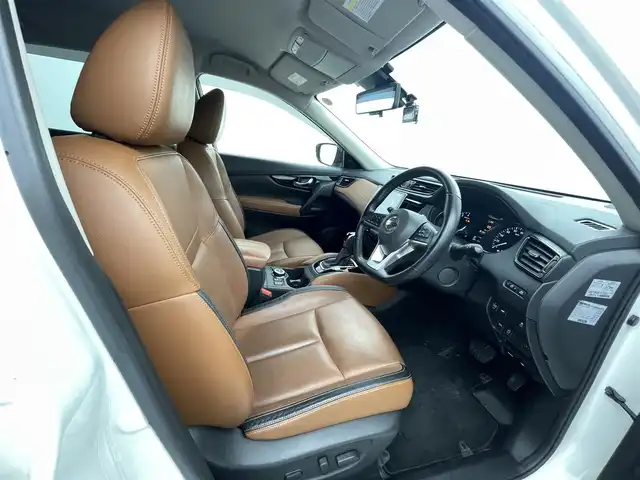 日産 エクストレイル 20Xi レザーED Vセレクション 熊本県 2020(令2)年 3万km ブリリアントホワイトパール ワンオーナー/禁煙車/4WD/プロパイロット/カロッツエリア9インチディスプレイオーディオ/　(AM/FM/Bluetooth/ipod)/アラウンドビューモニター/バックカメラ/運転支援機能/・エマージェンシーブレーキ/・踏み間違い衝突防止/・前方衝突予測/・後側方車両検知/・車線逸脱警報/防止支援/・後退時車両検知/・ふらつき警報/・進入禁止標識検知/・クルーズコントロール/・オートライト/・ハイビームアシスト/・横滑り防止機能/・クリアランスソナー/・コーナーセンサー/ヒルディセントコントロール/純正18インチアルミホイール/パワーバックドア/ルーフレール/ミラーヒーター/インテリジェントルームミラー/茶色レザーシート/前後ドライブレコーダー/ETC/ステアリングスイッチ/パワーシート(D/N)/ランバーサポート/シートヒーター(全席)/純正フロアマット/アクセサリーソケット×3/ISOFIX/スペアキー×1/保証書/取扱説明書/ナビ取扱説明書