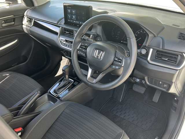 ホンダ ＷＲ－Ｖ Z+ 静岡県 2024(令6)年 1.1万km プラチナホワイトパール 純正ディスプレイオーディオ/・Bluetooth/・USB/・HDMI/・Apple CarPlay/・Android　Auto/・AM/・FM/主要装備/・ホンダセンシング/・衝突軽減/・レーンキープ/・ACC/・コーナーセンサー前後/・バックカメラ/・ETC/・MTモード付/・LEDヘッドライト/・オートライト/・フォグランプ/・純正フロアマット/・純正アルミホイール
