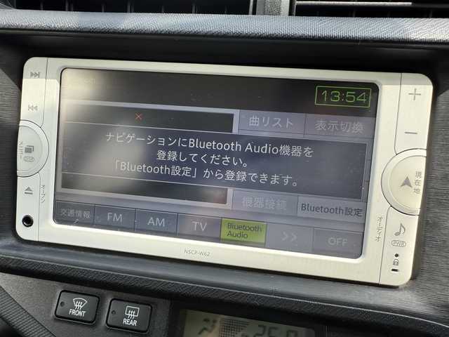トヨタ アクア 兵庫県 2013(平25)年 2.4万km シルバーM 純正ナビ/バックカメラ/地デジＴＶ/ETC/フロアマット/ドアバイザー/ドライブレコーダー