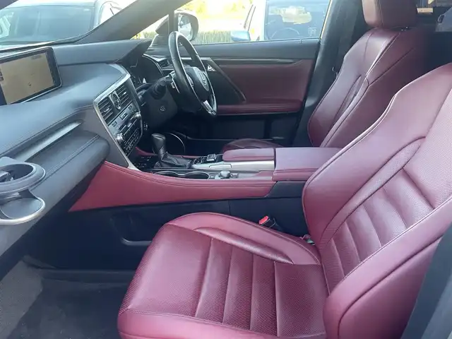 レクサス ＲＸ 450h Fスポーツ 群馬県 2016(平28)年 7万km ソニックチタニウム サンルーフ/４WD/純正SDナビ、地デジ、Bluetooth、CD、ブルーレイ/バックカメラ/プリクラッシュセーフティ/レーダークルーズコントロール/ブラインドスポットモニター/シーケンシャルウインカー/革巻きステア/パドルシフト/赤レザーシート/前席シートヒーター、エアシート、パワーシート/パワーバックドア/ウインカーミラー/クリアランスソナー（前後）/社外ドライブレコーダー（前後）/LEDヘッドライト/ビルトインETC２．０/スマートキー×１、カードキー×１/ドアバイザー/整備手帳、取説