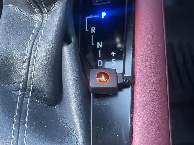 レクサス ＲＸ 450h Fスポーツ 群馬県 2016(平28)年 7万km ソニックチタニウム サンルーフ/４WD/純正SDナビ、地デジ、Bluetooth、CD、ブルーレイ/バックカメラ/プリクラッシュセーフティ/レーダークルーズコントロール/ブラインドスポットモニター/シーケンシャルウインカー/革巻きステア/パドルシフト/赤レザーシート/前席シートヒーター、エアシート、パワーシート/パワーバックドア/ウインカーミラー/クリアランスソナー（前後）/社外ドライブレコーダー（前後）/LEDヘッドライト/ビルトインETC２．０/スマートキー×１、カードキー×１/ドアバイザー/整備手帳、取説