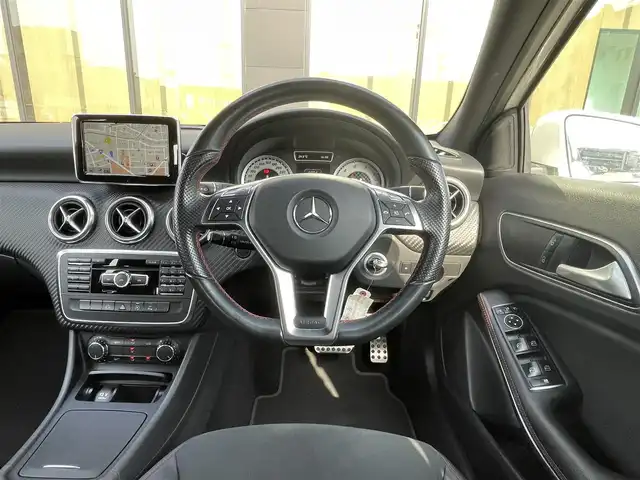 メルセデス・ベンツ Ａ１８０ スポーツ 石川県 2015(平27)年 6.7万km カルサイトホワイト AMGスタイリングパッケージ/衝突軽減ブレーキ/クルーズコントロール/純正HDDナビ/（フルセグTV・バックカメラ・Bluetooth・CD・DVD）/USB/電動格納ミラー/HIDヘッドライト/オートライト/フォグランプ/本革巻きステアリング/黒革ハーフレザーシート/純正フロアマット