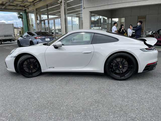 ポルシェ ポルシェ ９１１ カレラ GTS 神奈川県 2022(令4)年 0.6万km グレー ワンオーナー/スペシャルカラー：クレヨン/GTSインテリアパッケージ/アルミルック燃料タンクキャップ/リヤアクスル ステアリング/ブレーキキャリパー ブラック塗装/パワーステアリング プラス/フロントアクスル リフト システム/LEDマトリックスライトPDLS Plus/グレートップウィンドスクリーン/イオナイザー/ヒーター付きGTスポーツステアリング/ストレージパッケージ/カラーメーター クレヨン/アルカンターラルーフライニング/エクステンドインテリアパッケージ マットカーボン/BOSEサウンドシステム/純正メモリーナビ/USB/BT/AppleCarPlay/全方位カメラ/ETC2.0/スポーツクロノ/スポーツエグゾースト/純正F:20/R:21インチAW/電動リヤスポイラー/PASM/衝突警告/クルーズコントロール/コーナーセンサー/ハーフレザーシート/前席シートヒーター/電動格納ミラー/スマートキー×2/R5/6年ディーラー整備記録/保証書・取説あり
