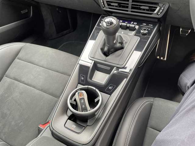 ポルシェ ポルシェ ９１１ カレラ GTS 神奈川県 2022(令4)年 0.6万km グレー ワンオーナー/スペシャルカラー：クレヨン/GTSインテリアパッケージ/アルミルック燃料タンクキャップ/リヤアクスル ステアリング/ブレーキキャリパー ブラック塗装/パワーステアリング プラス/フロントアクスル リフト システム/LEDマトリックスライトPDLS Plus/グレートップウィンドスクリーン/イオナイザー/ヒーター付きGTスポーツステアリング/ストレージパッケージ/カラーメーター クレヨン/アルカンターラルーフライニング/エクステンドインテリアパッケージ マットカーボン/BOSEサウンドシステム/純正メモリーナビ/USB/BT/AppleCarPlay/全方位カメラ/ETC2.0/スポーツクロノ/スポーツエグゾースト/純正F:20/R:21インチAW/電動リヤスポイラー/PASM/衝突警告/クルーズコントロール/コーナーセンサー/ハーフレザーシート/前席シートヒーター/電動格納ミラー/スマートキー×2/R5/6年ディーラー整備記録/保証書・取説あり