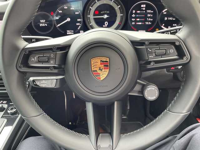 ポルシェ ポルシェ ９１１ カレラ GTS 神奈川県 2022(令4)年 0.6万km グレー ワンオーナー/スペシャルカラー：クレヨン/GTSインテリアパッケージ/アルミルック燃料タンクキャップ/リヤアクスル ステアリング/ブレーキキャリパー ブラック塗装/パワーステアリング プラス/フロントアクスル リフト システム/LEDマトリックスライトPDLS Plus/グレートップウィンドスクリーン/イオナイザー/ヒーター付きGTスポーツステアリング/ストレージパッケージ/カラーメーター クレヨン/アルカンターラルーフライニング/エクステンドインテリアパッケージ マットカーボン/BOSEサウンドシステム/純正メモリーナビ/USB/BT/AppleCarPlay/全方位カメラ/ETC2.0/スポーツクロノ/スポーツエグゾースト/純正F:20/R:21インチAW/電動リヤスポイラー/PASM/衝突警告/クルーズコントロール/コーナーセンサー/ハーフレザーシート/前席シートヒーター/電動格納ミラー/スマートキー×2/R5/6年ディーラー整備記録/保証書・取説あり