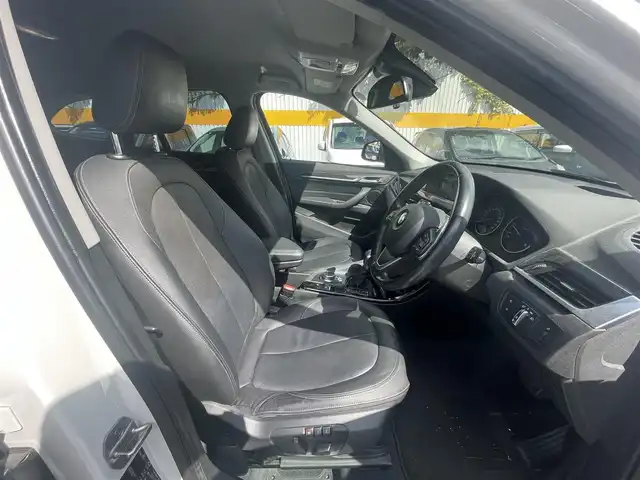 ＢＭＷ Ｘ１ 兵庫県 2018(平30)年 6.2万km ミネラルホワイト ワンオーナー/保証書/取扱説明書/純正SDナビ/Bluetooth/CD・DVD再生可能/バックカメラ/ドライブレコーダー/シートヒーター/パワーシート/レザーシート/スマートキー×２/クルーズコントロール/ETC/フロアマット/純正アルミホイール/電動格納ミラー