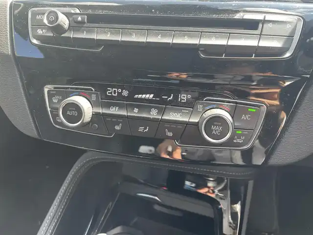 ＢＭＷ Ｘ１ 兵庫県 2018(平30)年 6.2万km ミネラルホワイト ワンオーナー/保証書/取扱説明書/純正SDナビ/Bluetooth/CD・DVD再生可能/バックカメラ/ドライブレコーダー/シートヒーター/パワーシート/レザーシート/スマートキー×２/クルーズコントロール/ETC/フロアマット/純正アルミホイール/電動格納ミラー