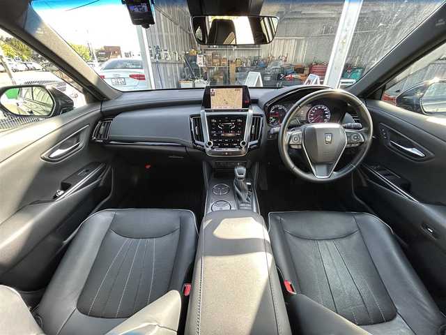 トヨタ クラウン ハイブリッド RS アドバンス 福岡県 2018(平30)年 5.1万km プレシャスブラックパール ・モデリスタフルエアロ/・モデリスタ19インチAW/・純正ナビ(ダブルディスプレイ)/　遠視点ディスプレイ8インチ/　マルチインフォメーションディスプレイ7インチ/　ＤＶＤ再生/フルセグＴＶ/CD/Bluetooth接続/USB/・ヘッドアップディスプレイ　/・Ｍｉｒａｃａｓｔ　/・ブラインドスポットモニター/・プリクラッシュ/・横滑り防止/・車線逸脱警報/・クリアランスソナー/・RCTA/・標識認識機能/・ステアリングヒーター　/・シートヒーター　/・エアシート/・デュアルエアコン　/・シートポジションメモリ　/・パワーシート　/・レザーシート/・レーダークルーズコントロール/・ステアリングスイッチ/・パドルシフト/・１００Ｖ　/・ドラレコ前後/・プッシュスタート/・スマートキー/・スペアキー/・カードキー/・純正フロアマット/・HOLDボタン/・電動パーキングブレーキ/・ウィンカーミラー/・LEDランプ/・フォグランプ